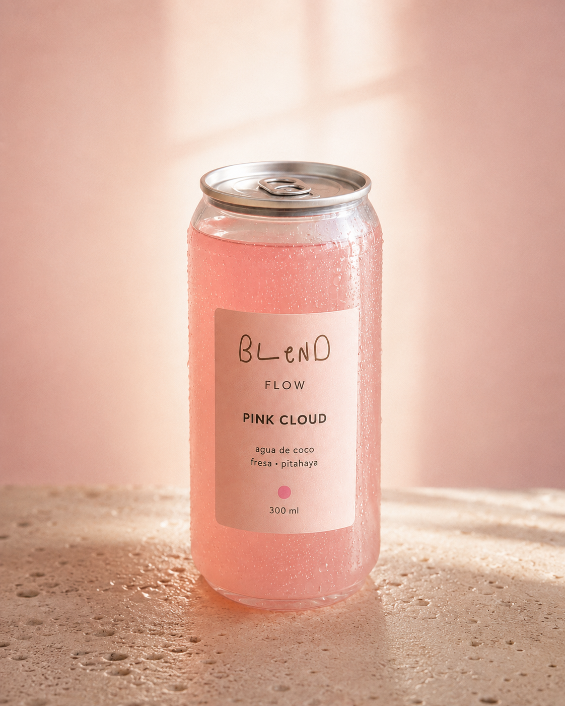 Botella de Pink Cloud sobre travertino bañada en luz cálida