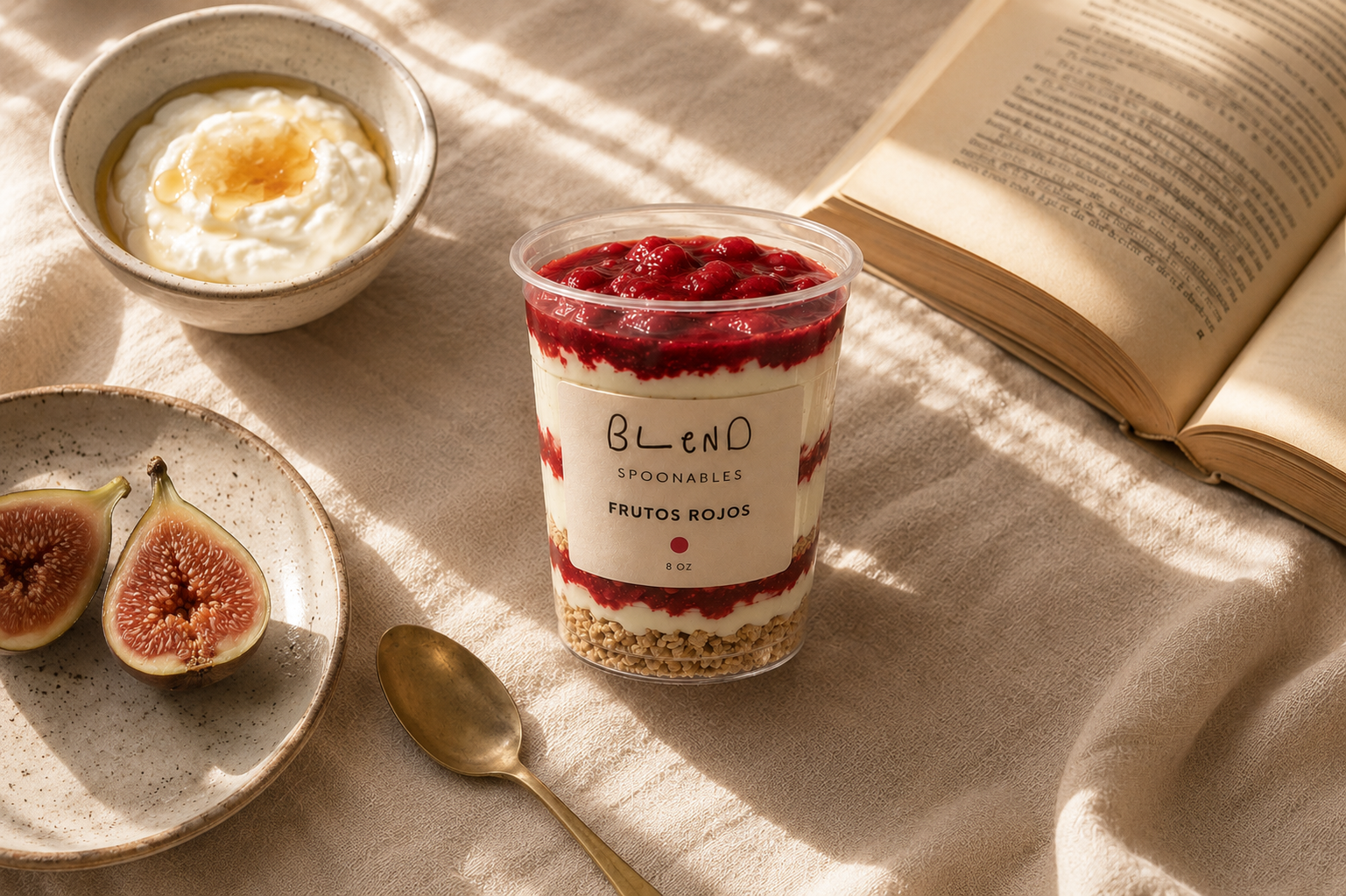 Desayuno lento con Spoonables, yogur griego con miel y un libro abierto