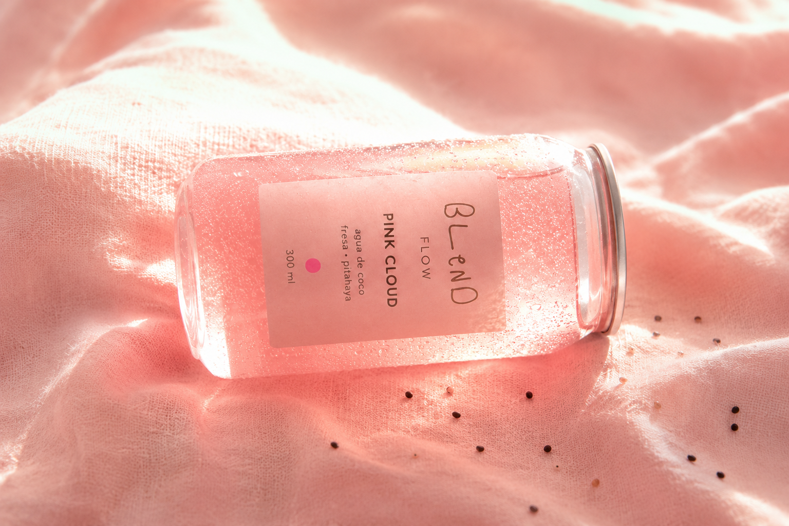 Botella Pink Cloud sobre lino blush con luz dorada de fondo